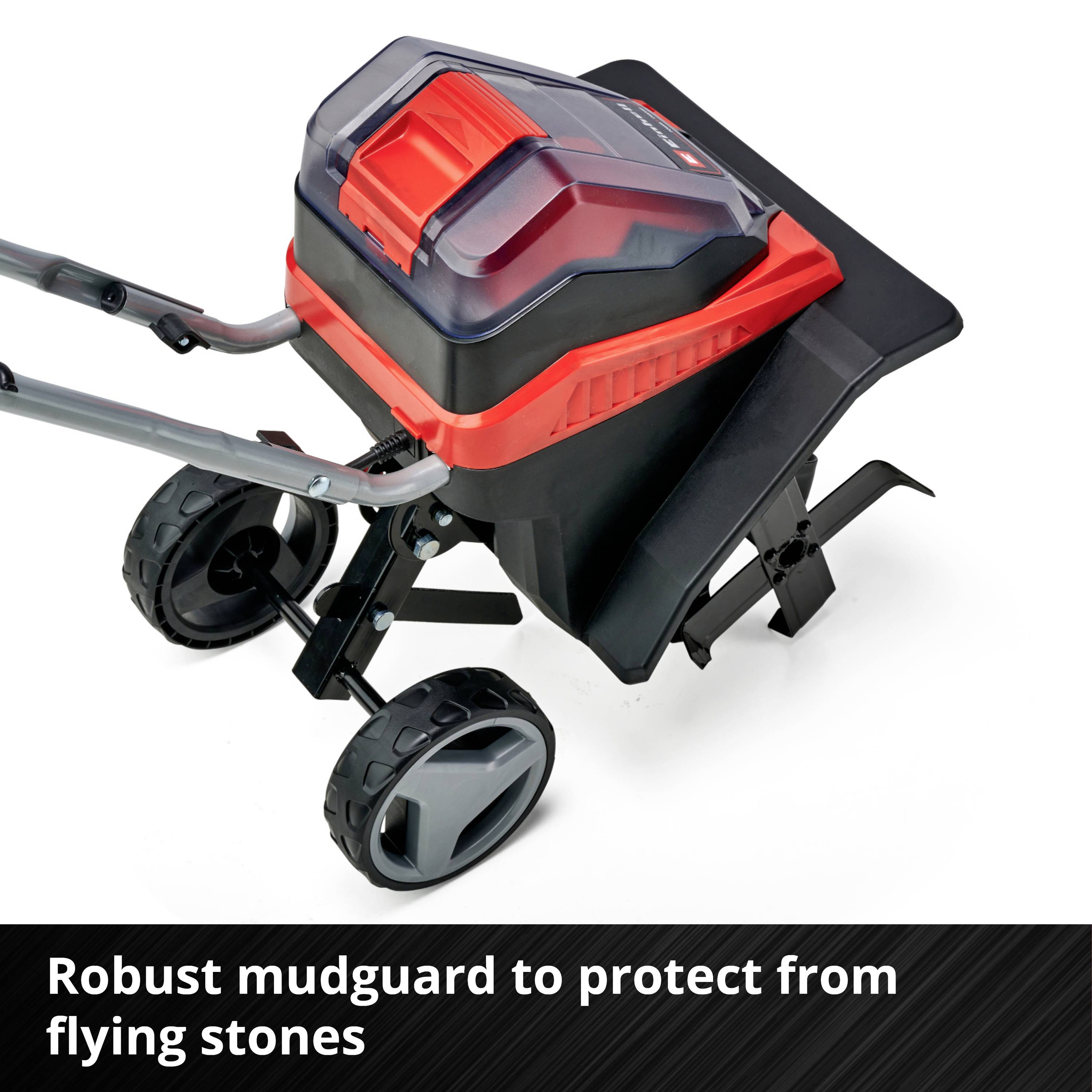 Ett robust skydd förhindrar stenspridning på en gräsklippare med röda och svarta detaljer.