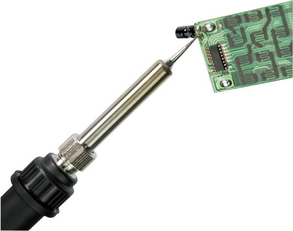 Lödkolven vidrör ett elektroniskt kretskort där kondensatorer och kretsar är synliga, för att utföra lödningsarbete.