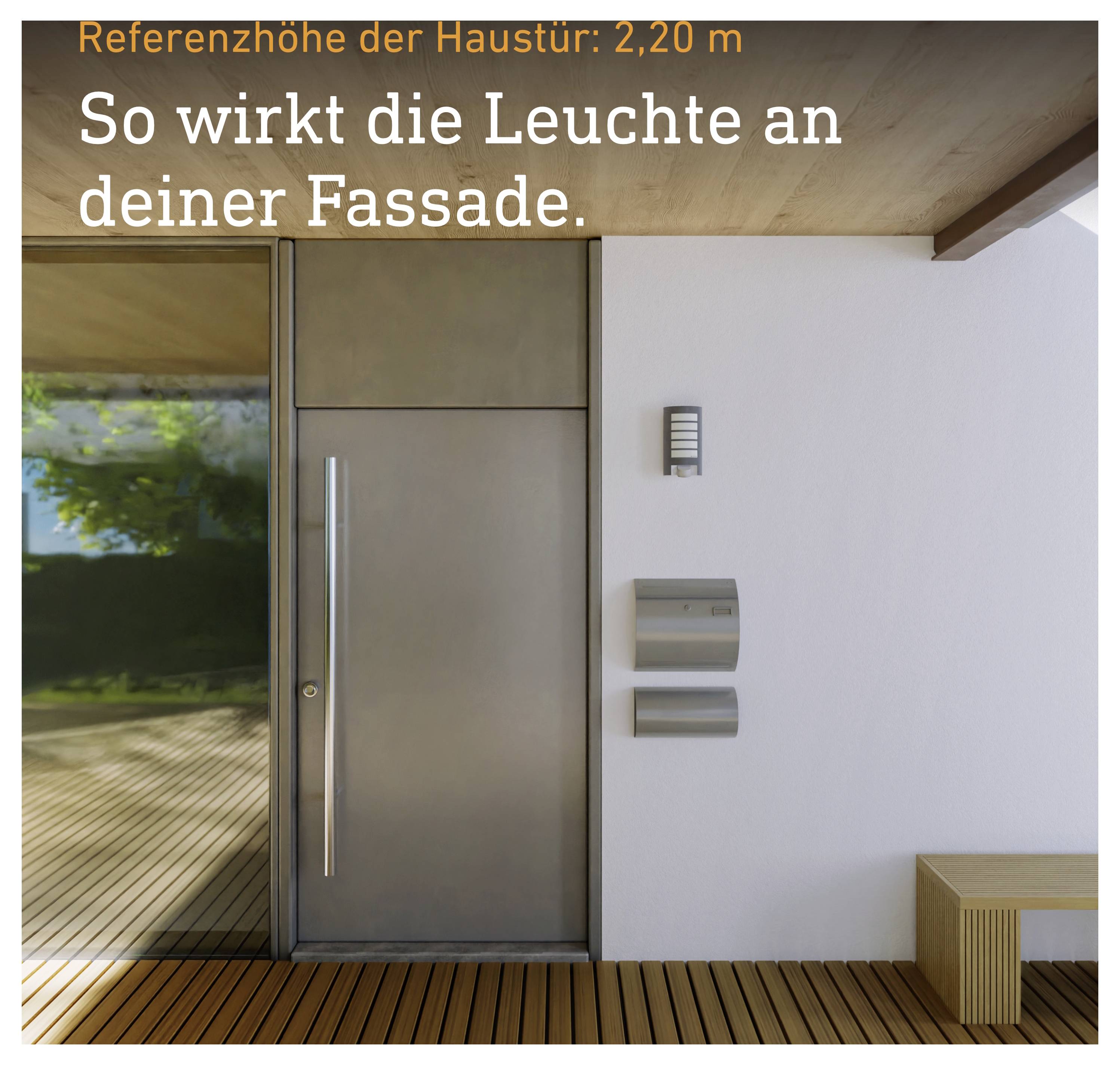 Yttervy av en ytterdörr med vägglampa; Text: 'Referenshöjd för ytterdörren: 2,20 m' och 'Så verkar belysningen på din fasad.'