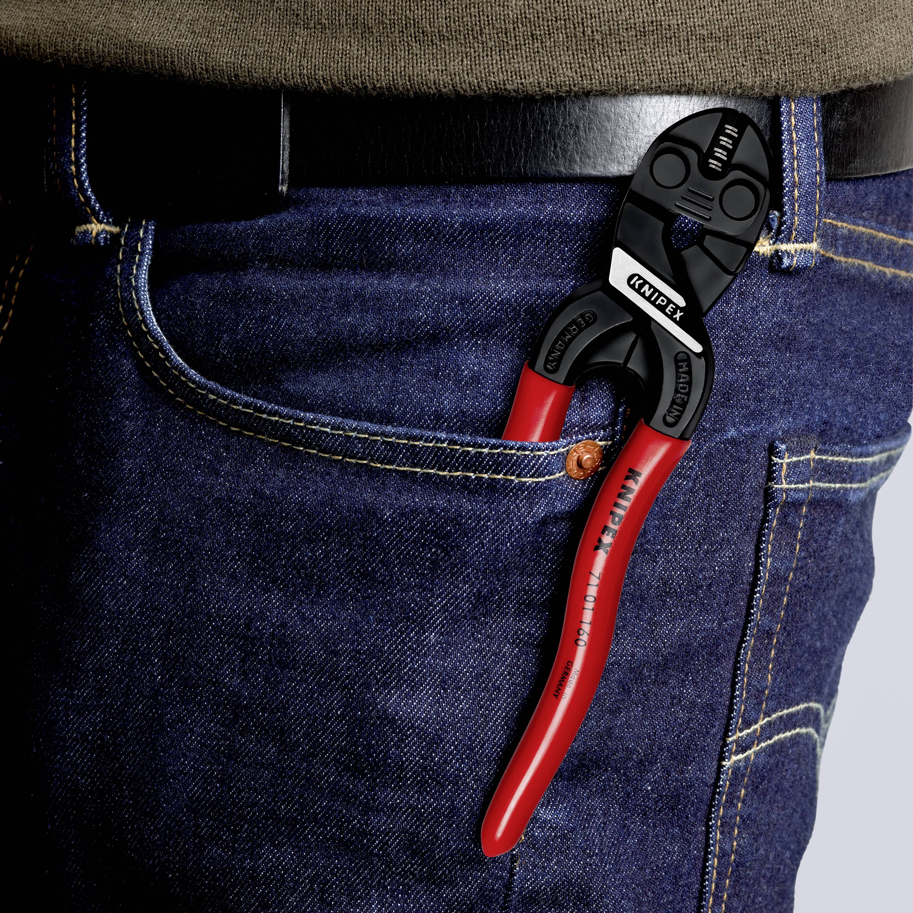 Verktyg som sticker upp ur en jeansficka. Det är en röd tång med svarta handtag.