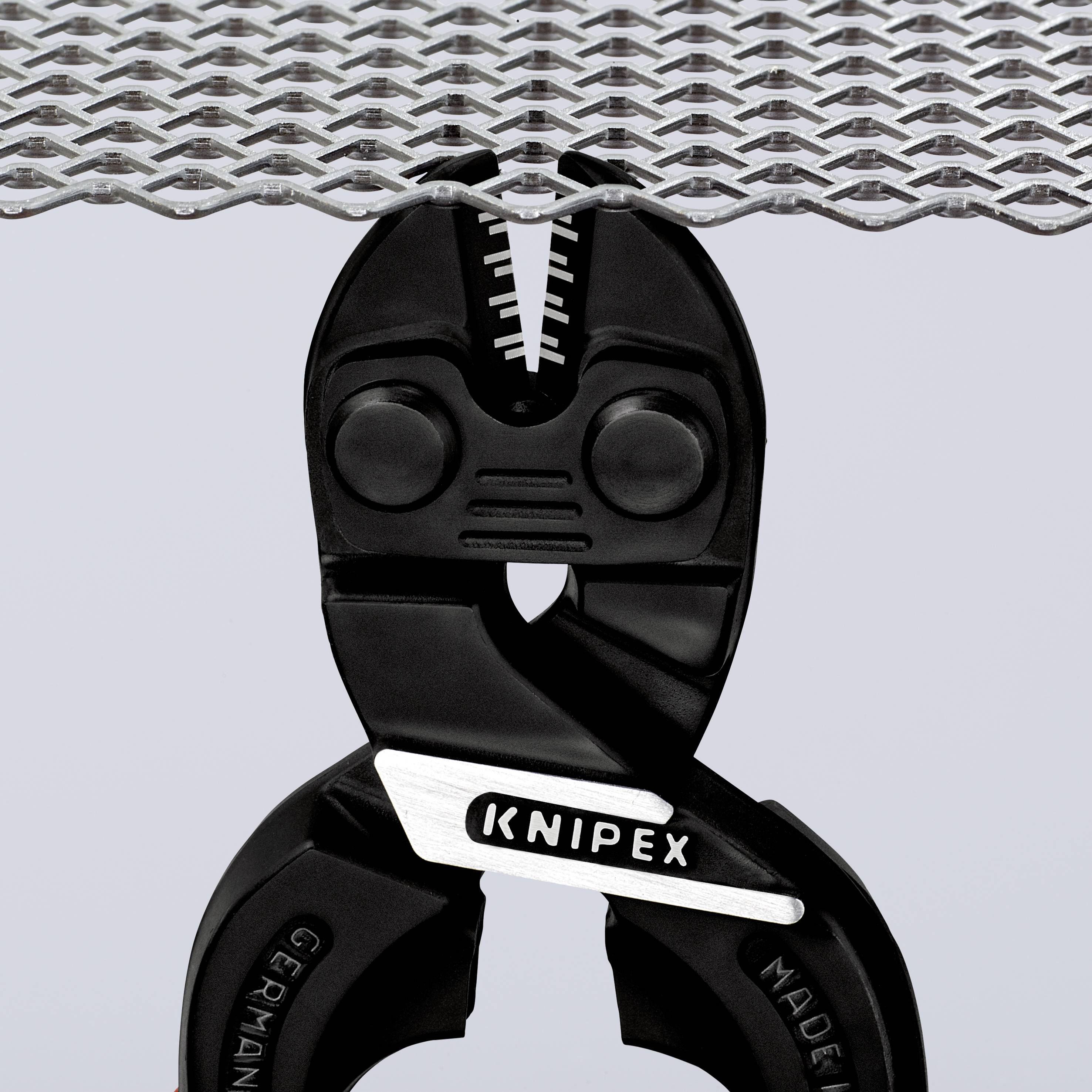 En avbitare skär genom trådgaller. Verktyg med Knipex-logotyp synlig. Fokus på skärprocessen och precisionen.