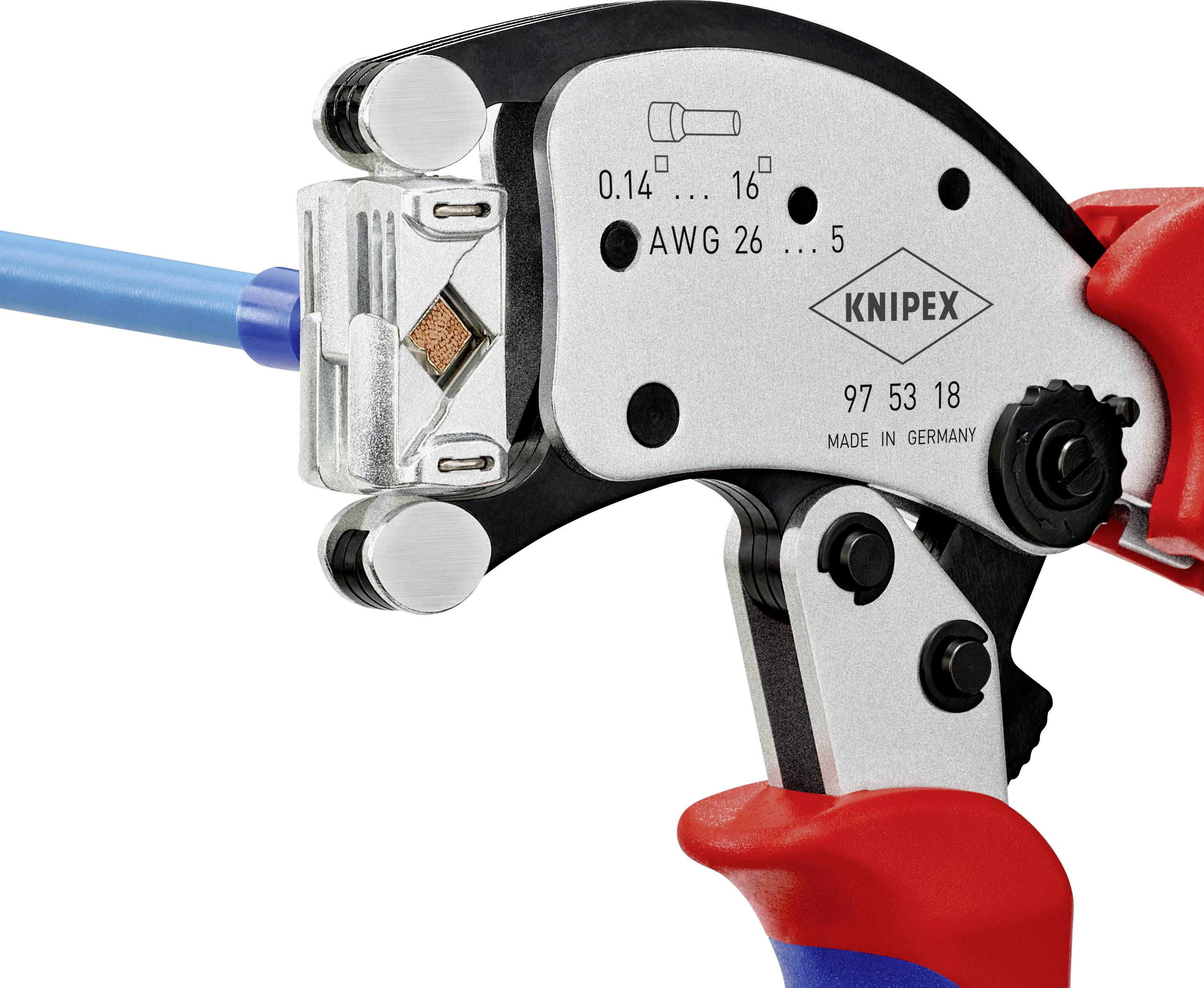 En krympverktyg pressar en blå kabelanslutning. Märkning: 'KNIPEX', skala '0,14 – 16', 'AWG 26...5'.