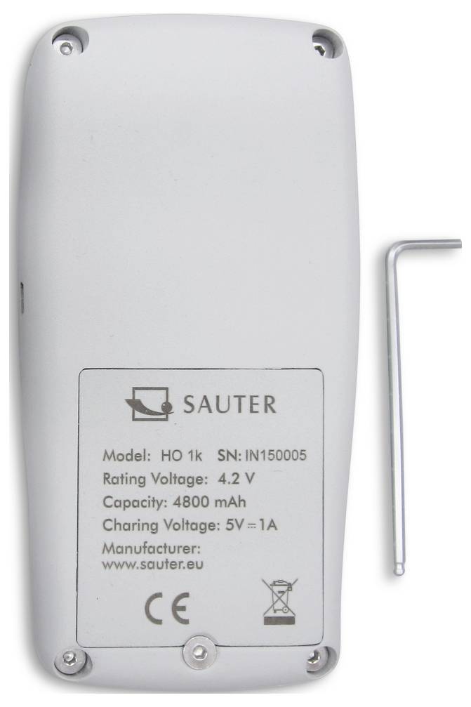 Baksida av en enhet med tryckt text: Modell HO 1k, Spänning 4,2V, Kapacitet 4800mAh. Skruvnyckel bredvid.