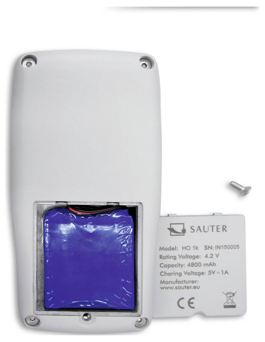 Enhet med öppen baklock visar ett blått batteri. Text på baksidan: Modell HO 1k, spänning 4,2V, kapacitet 4800 mAh.