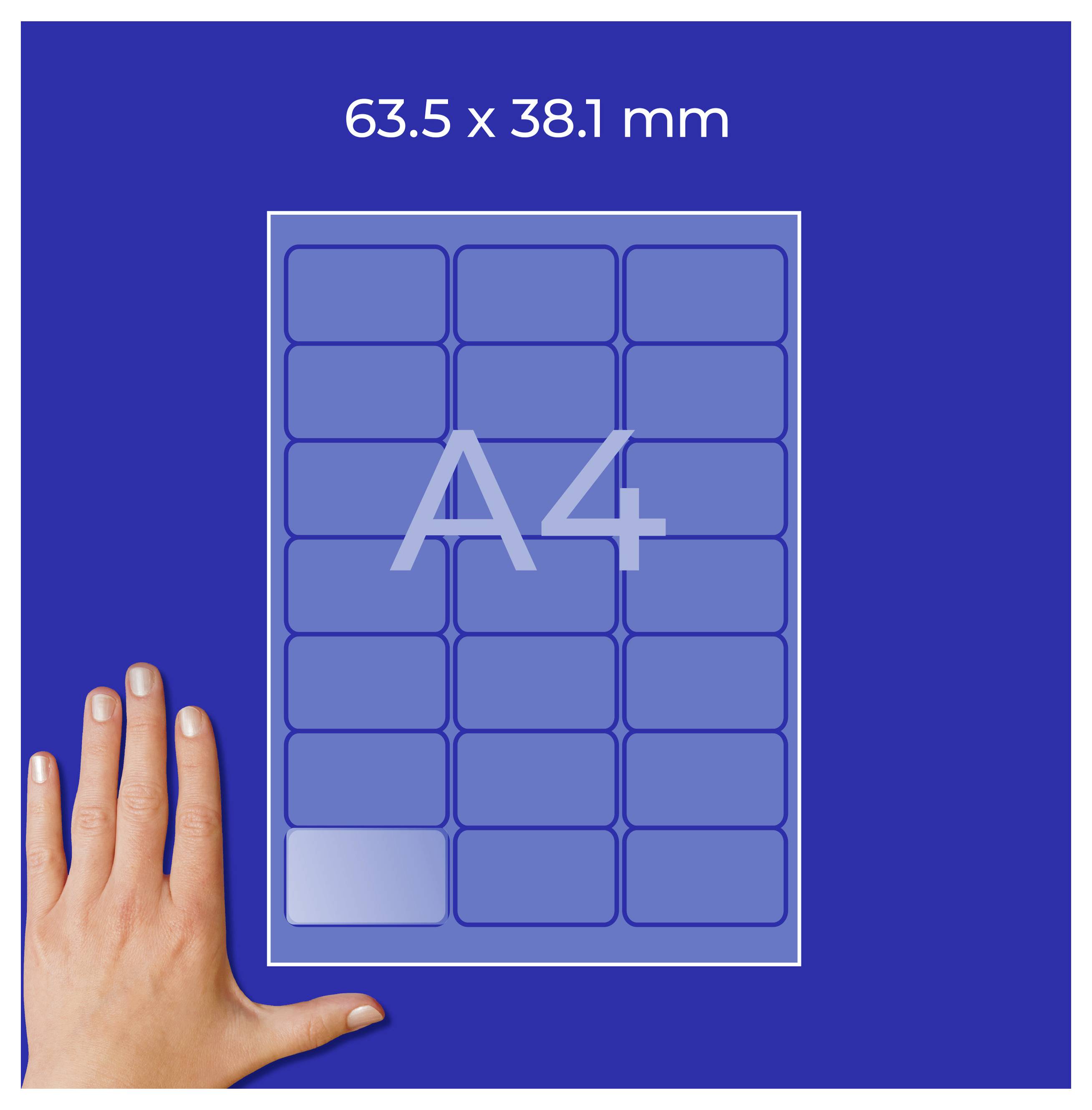 Hand håller en A4-etikettsmal; överst står '63.5 x 38.1 mm', i mitten 'A4' på ett ark med 3 kolumner och 7 rader etiketter.
