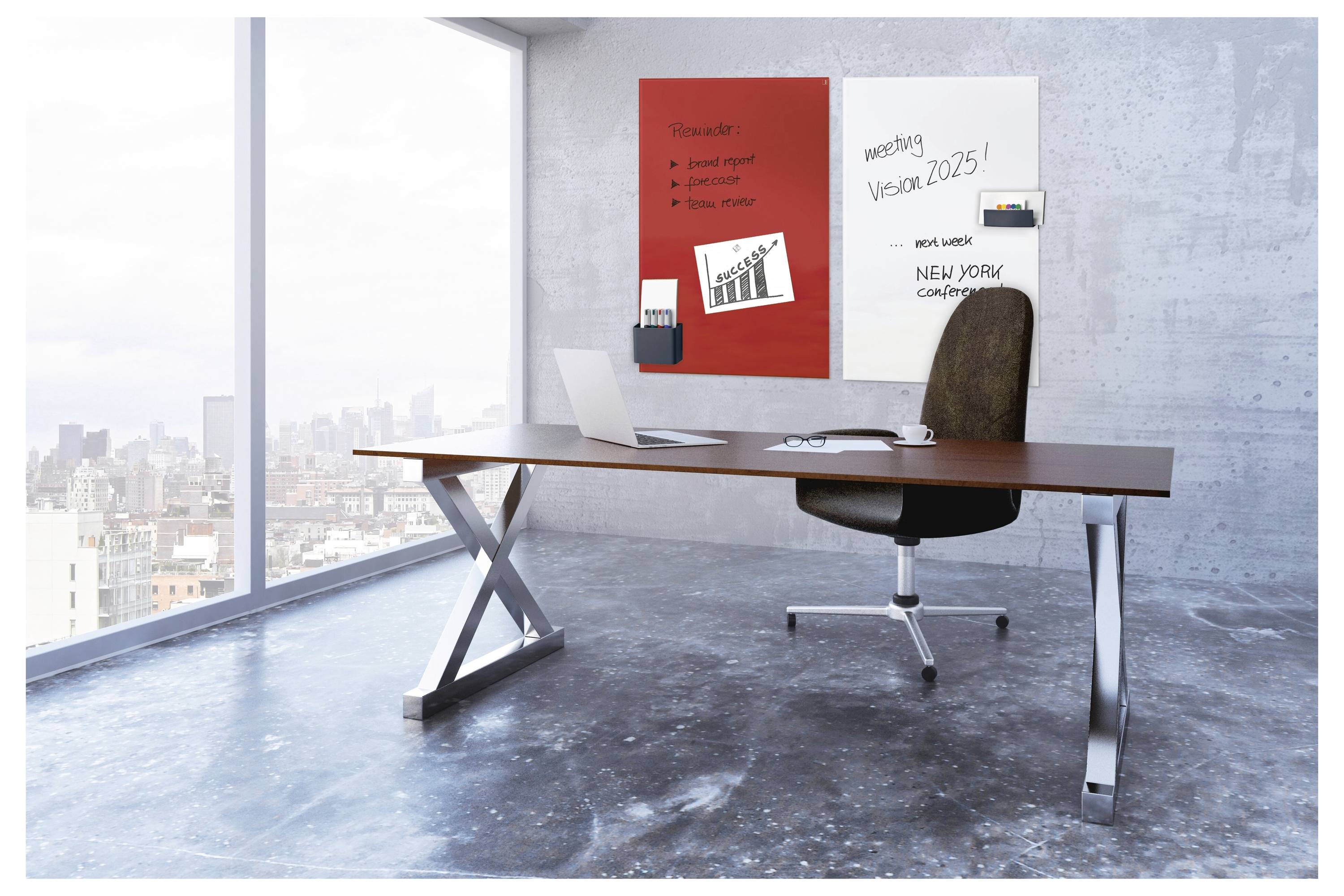 Modernt kontor med stor fönstervvy, ett skrivbord och stol, en bärbar dator och väggskivor märkta "Meeting Vision 2025" och "New York conference".