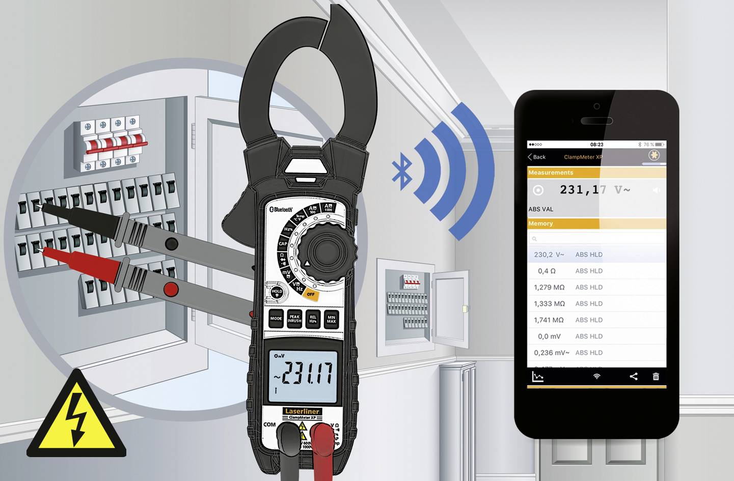 En multimeter mäter spänning och överför trådlöst data till en smarttelefon. I bakgrunden syns säkringsskåp.