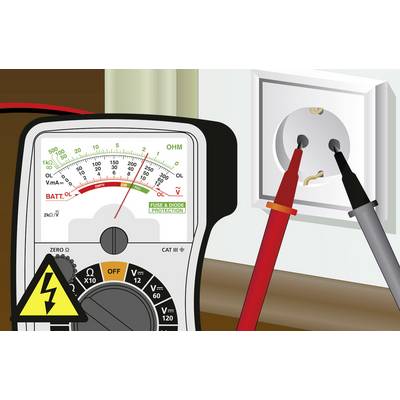 Multimeter med mätsladdar testar ett vägguttag. Displayen visar spänning. Gul varningssymbol för elektricitet.
