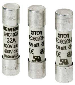 Tre cylindriska säkringar med påskrifter: 'SIEMENS 3NC1032 32A 600V a.c. 400V d.c.', 'SITOR IEC 60269-4 aR'.