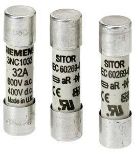 Tre elektriska säkringar märkta: '32A, 600V a.c., 400V d.c., Tillverkad i U.K.' och 'SITOR, CE 60269-4, aR'.