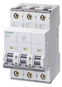En trepolig ledningsskyddsbrytare från Siemens, modell 5SY, lämplig för skydd av elektriska kretsar i hushållsinstallationer.