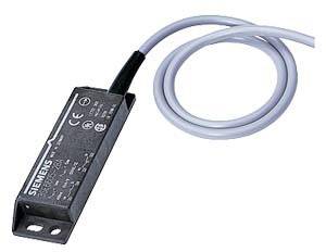 En svart Siemens-sensor med en grå kabel, lämplig för industriella tillämpningar. Etiketter med tekniska uppgifter synliga.