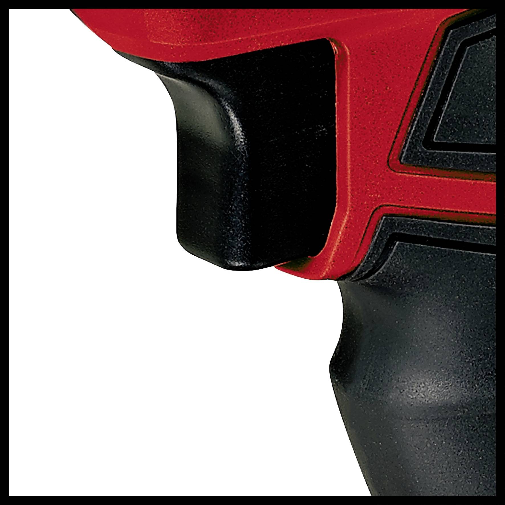 Närbild av ett rött och svart elverktyg, sannolikt ett ergonomiskt handtag på en borr eller liknande.