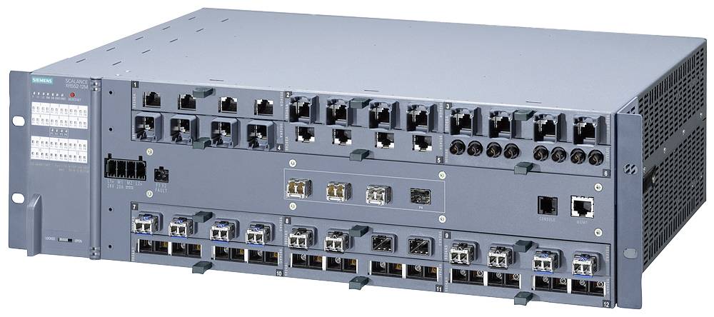 En grå serverrack med flera nätverksanslutningar och LED-indikatorer, lämplig för hantering av data- och kommunikationsnätverk.