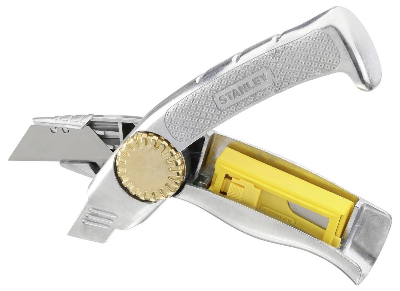 Ett silverfärgat Stanley universalkniv med gult reservbladsfack och en guldtonad vridknapp för bladjustering.