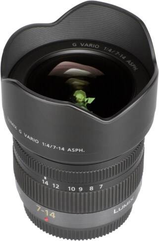 Vidvinkelobjektiv med bländare f/4, brännvidd 7-14 mm, svart hölje och objektivskydd. Perfekt för landskapsfotografering.