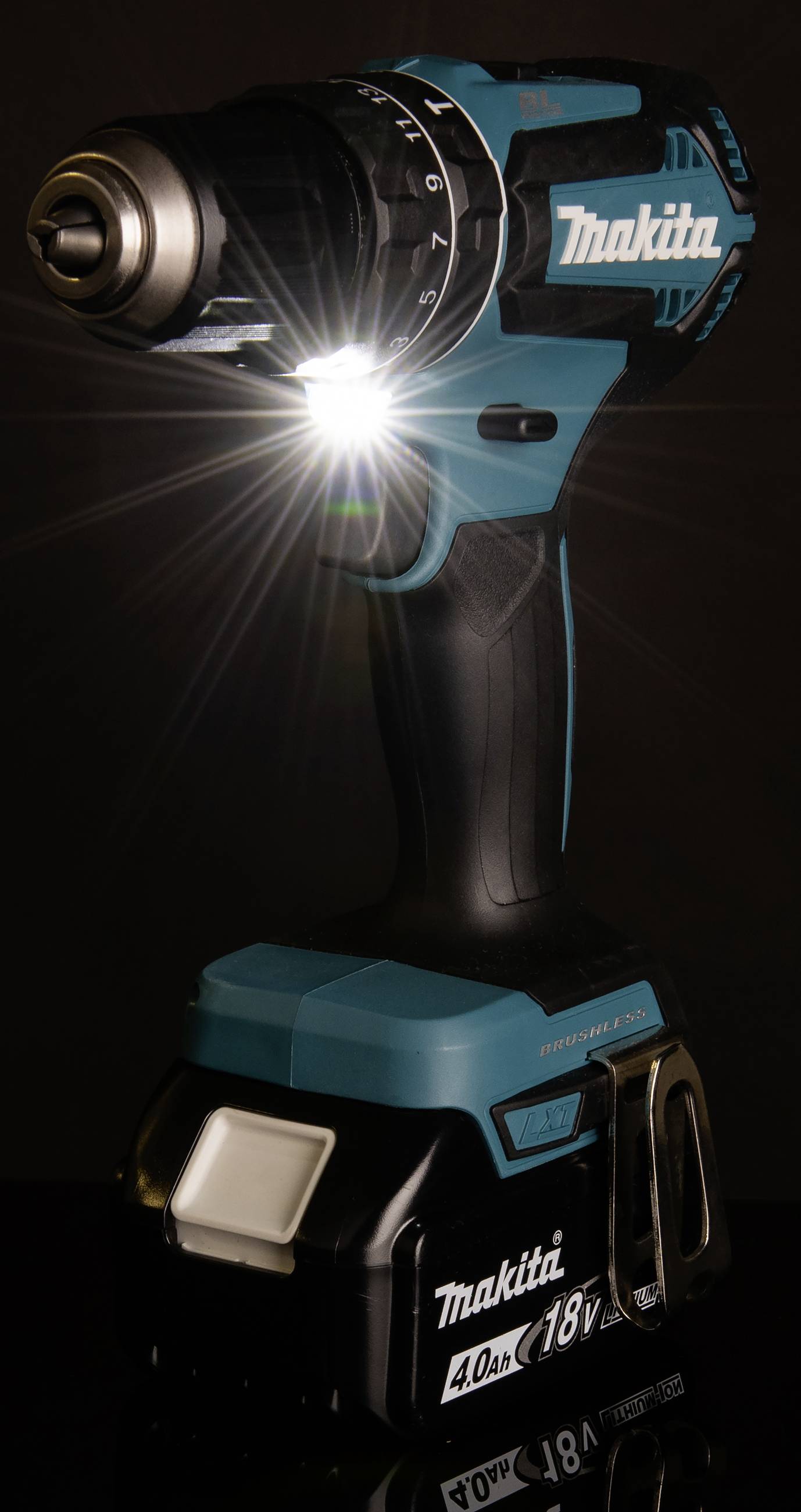 En blå 18-volts batteridrill med LED-belysning, perfekt för borrning och skruvning i mörka områden.