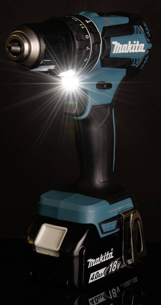 Makita-märkens batteridriven borr med lysande LED-lampa. Verktyget har ett 18V batteri och en ergonomisk design.