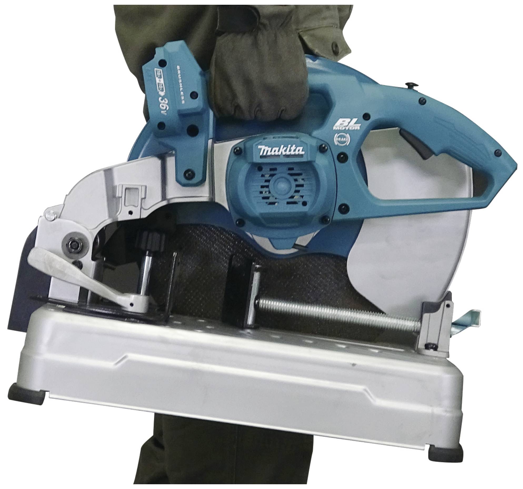 En person håller en blå elektrisk metallsåg med en grå bas, redo att såga metall.