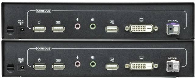 Två svarta konsolenheter placerade ovanpå varandra, med USB-, audio-, DVI- och optiska anslutningar. Övre och nedre området identiskt.
