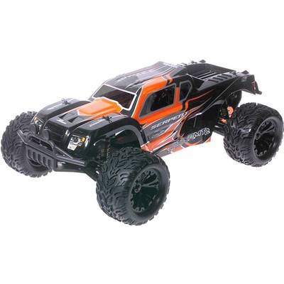 En fjärrstyrd bil med grova terrängdäck och en svart-orange design, perfekt för offroad-äventyr.