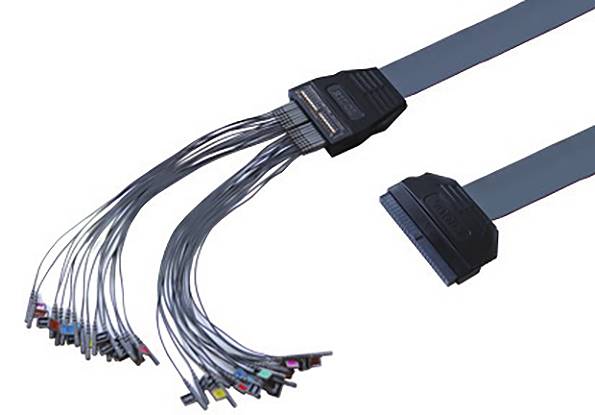 En grå platt bandkabeladapter som förgrenar sig i många färgglada kablar, lämplig för elektroniska anslutningar och dataöverföring.