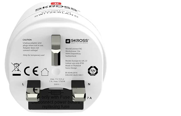 Adapter med tryck: 'SKROSS', utformad för Europa-UK-anslutning. Tekniska specifikationer och säkerhetsanvisningar är synliga.