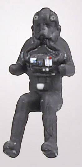 En skulptur visar en liten, svart figur som håller en elektronisk enhet. Figuren sitter ner och är detaljrikt utformad.