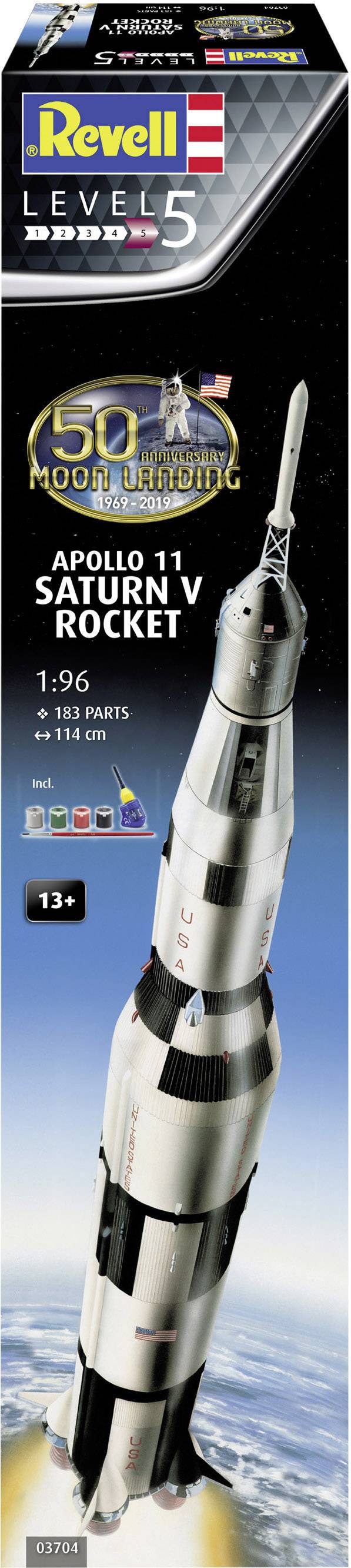 Raketmodellsats 'Apollo 11 Saturn V' från Revell, skala 1:96, nivå 5, för åldersgrupp 13+, 192 delar, på stående display.