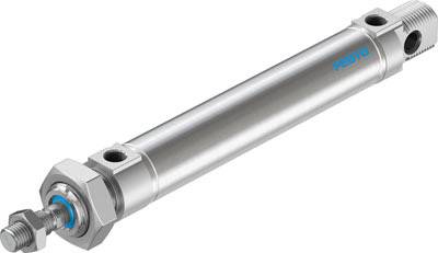 En metallisk pneumatisk cylinder med skruvförbindningar i båda ändar, tillverkad av Festo, framför en vit bakgrund.