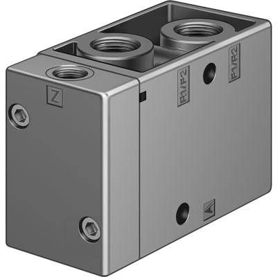 En rektangulär metallblock med flera skruvförbindningar och två framträdande cylindrar, sannolikt en del av en teknisk apparat.