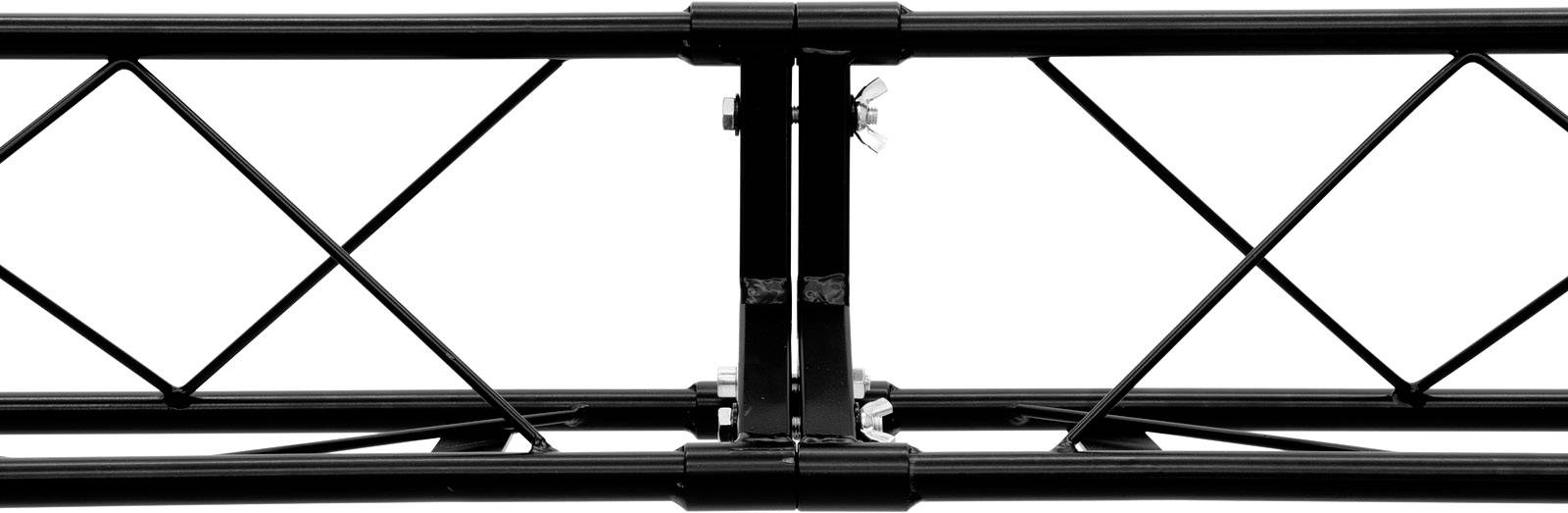 'Svart metallbalk med diagonala förstärkningar, på vit bakgrund. Den visar två sammanlänkade segment med korsformiga mönster.'