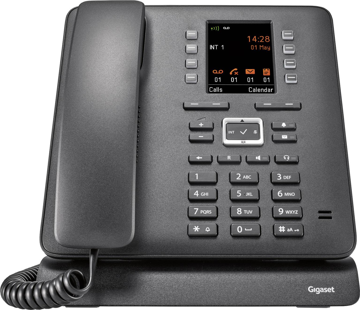 Svart Gigaset-telefon med knappsats och display. Displayen visar datum och tid. Telefonen har en sladdansluten lur.