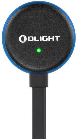 En rund, svart laddare med ett lysande grönt ljus i mitten. Ordet 'OLIGHT' är tryckt högst upp.