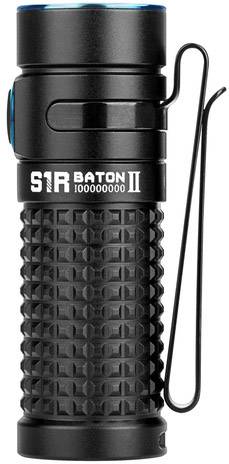 Kompakt svart ficklampa med strukturerat grepp, sidoknapp och clip. Påskrift: 'S1R Baton II'.