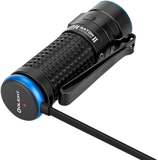 Svart ficklampa med blå ring och clip, liggande, visar varumärket Olight. Den är ansluten till ström via en kabel.