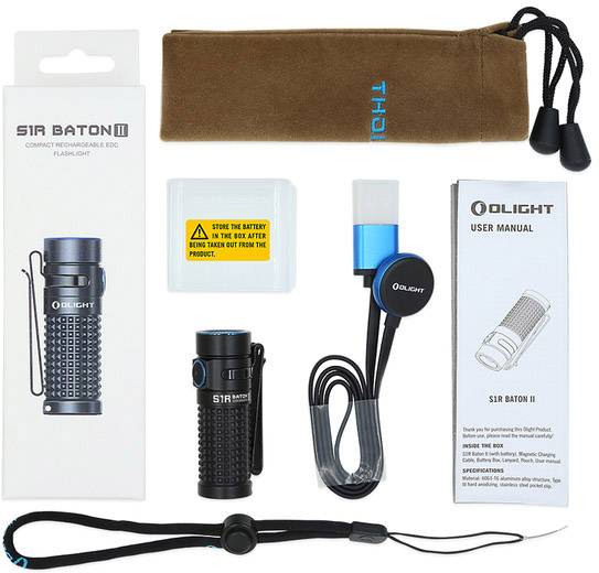 Ett ficklampsset med tillbehör: ficklampa, fodral, laddningskabel, bruksanvisning, batteritillbehör och handrem. Märke: Olight.