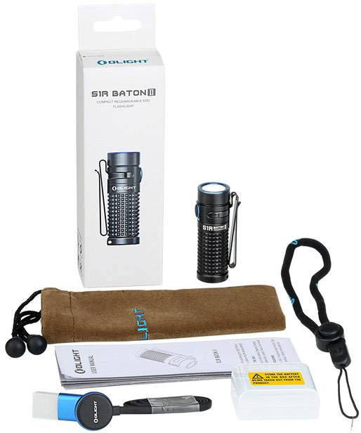Ficklampsset med förpackning, ficklampa, laddare, bruksanvisning och tillbehör. Huvudprodukten är den svarta Olight S1R Baton II-lampan.