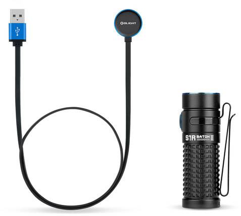 En taktisk ficklampa bredvid en USB-laddkabel med magnetisk anslutning, lämplig för att ladda lampan.