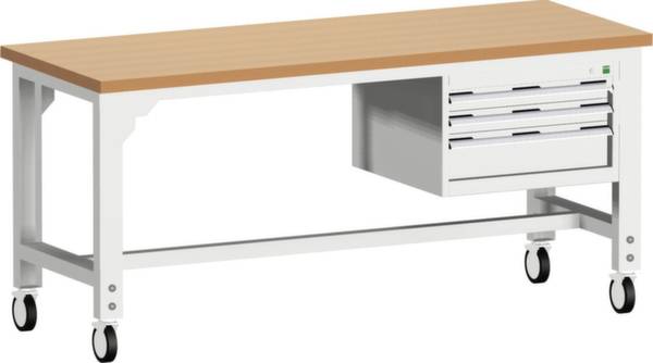 Ett arbetsbord på hjul med träyta och tre lådor till höger under bordsskivan.