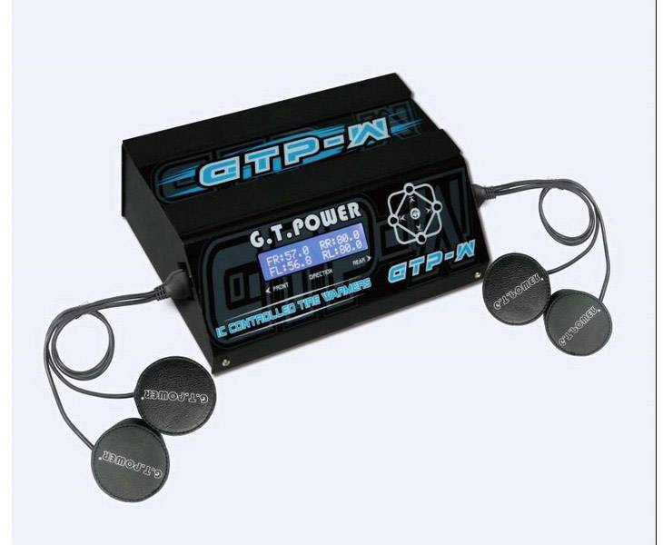 Displayenhet för diagnos som visar 'G.T. Power' på skärmen, med fyra anslutna sensorplattor på en beige bakgrund.