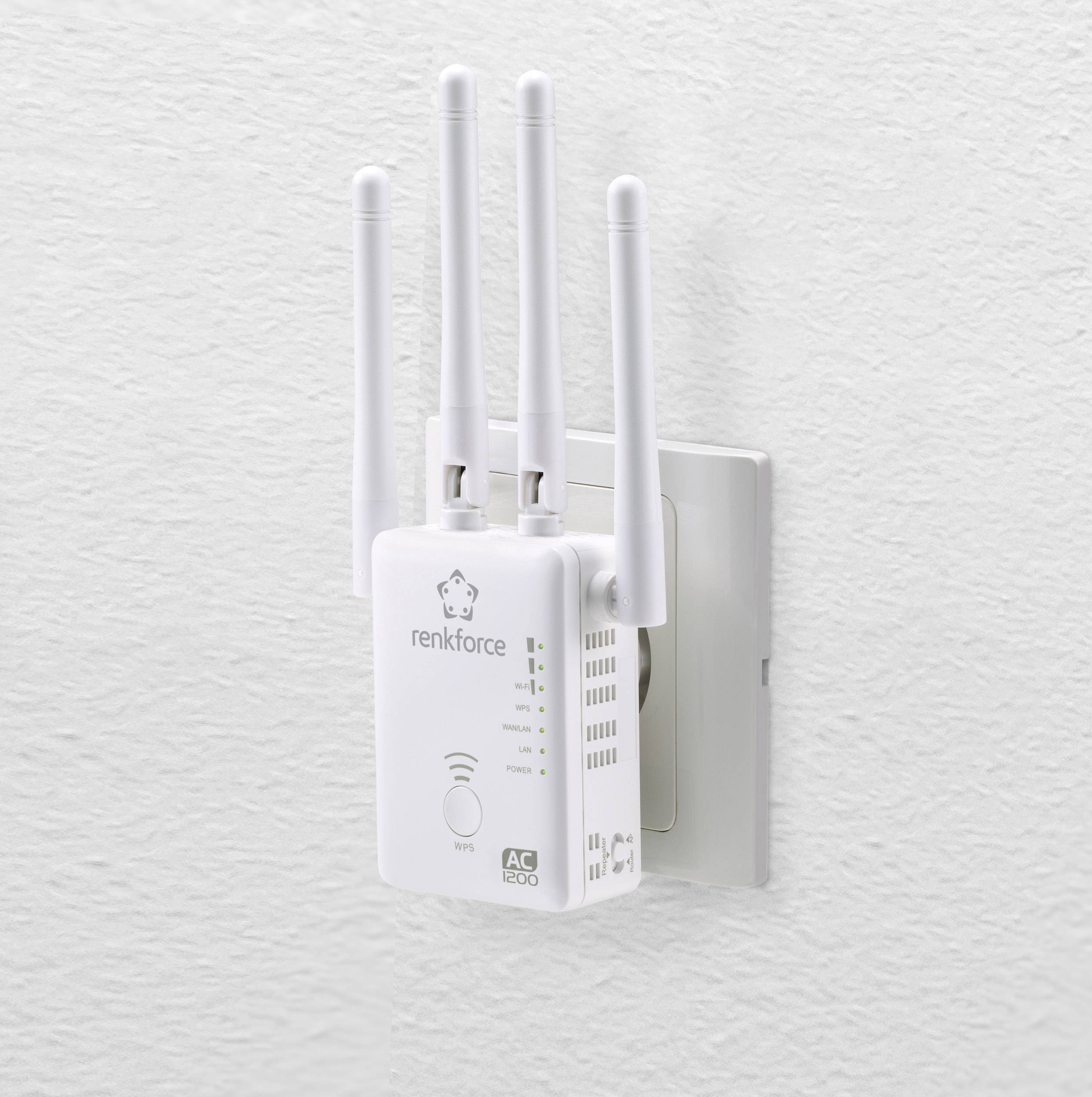 WLAN-repeater med fyra antenner, isatt i vägguttag. Märke 'renkforce' och modell 'AC 1200'. Enhetsindikator visar WLAN-styrka.