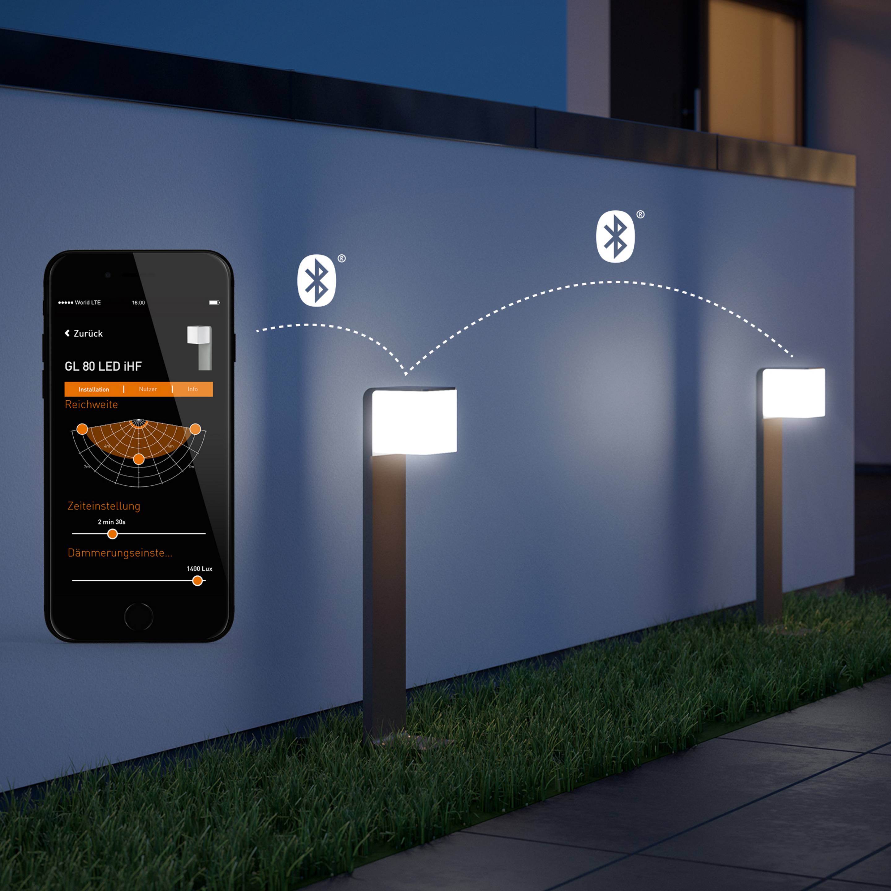 En smartphone styr två utomhuslampor via Bluetooth när det är mörkt.