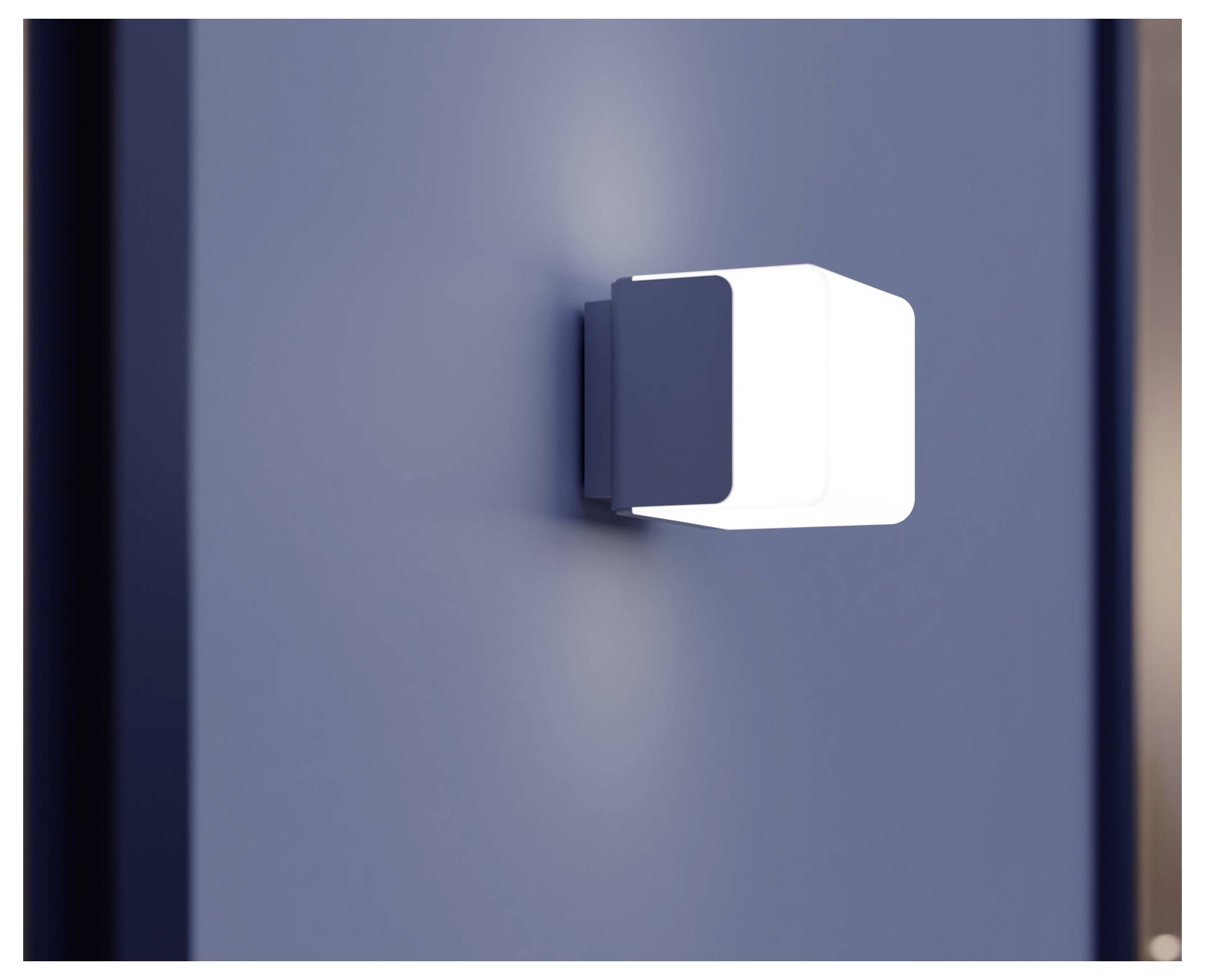Närbild av en modern väggmonterad lampa med ett lysande vitt kubformat skärm på en blå vägg.