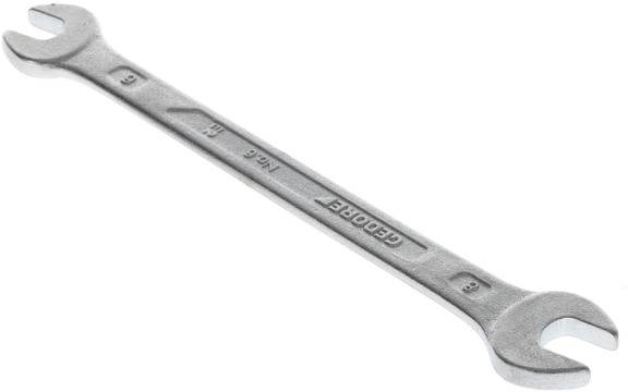 En silver gaffelskruvnyckel med två olika öppna ändar, märkta med storlekarna '8' och '9'.