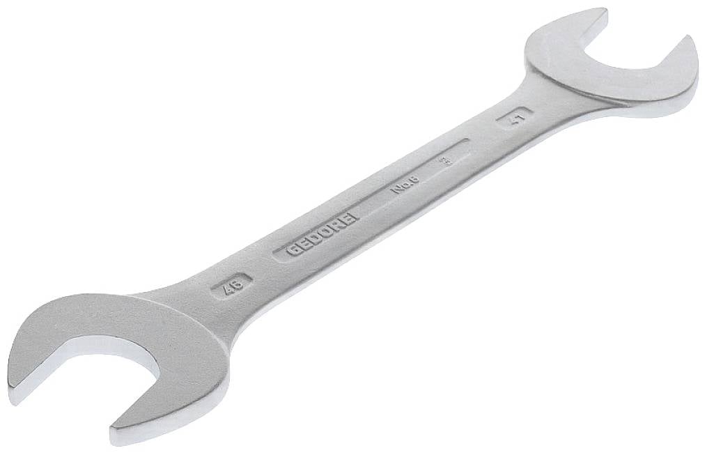 En silverfärgad skiftnyckel med öppna ändar märkta '12' och '13' ligger diagonalt på en vit bakgrund.