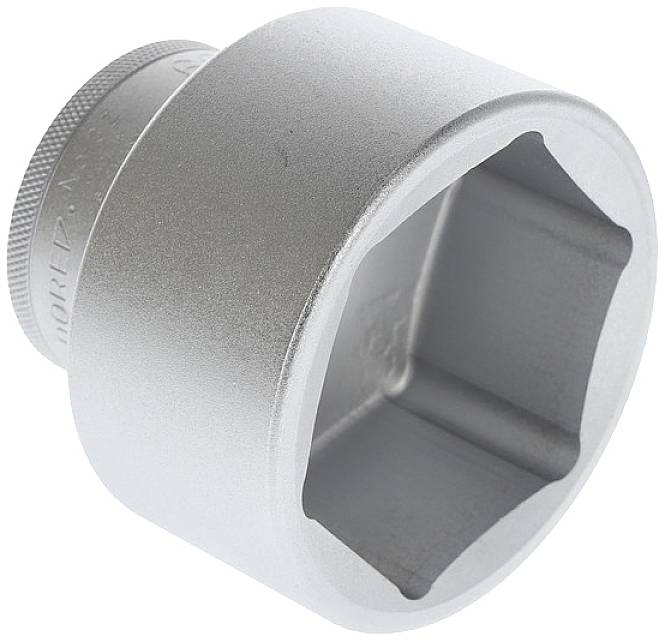 En stor, silvermetallisk skiftnyckelinsats, cylindriskt formad, med en sexkantig öppning och räfflad kant.