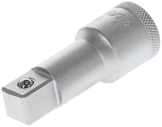 Förlängningsbit i metall med en fyrkantig anslutning för hylsnycklar, med räfflat handtag för bättre grepp.