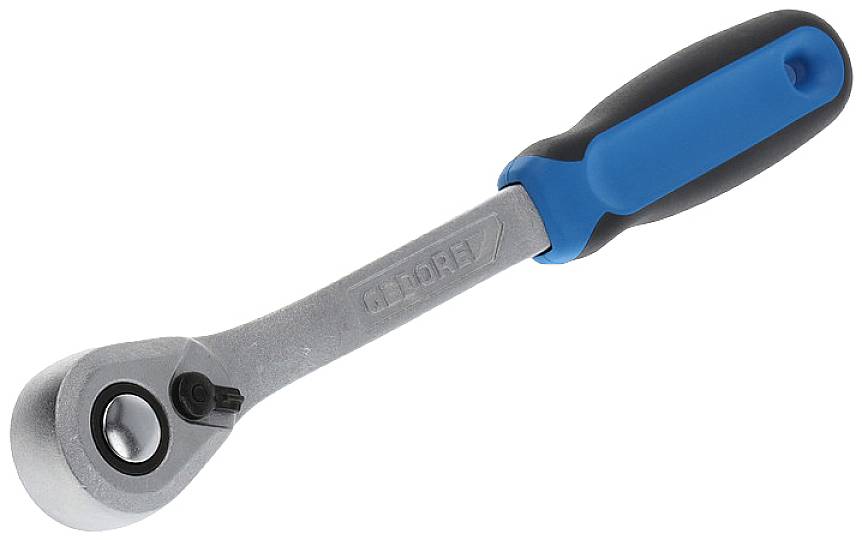 Skrallnyckel med ergonomiskt handtag, silverfärgat skrallhuvud och blått, svart handtag. Lämplig för skruvarbeten.