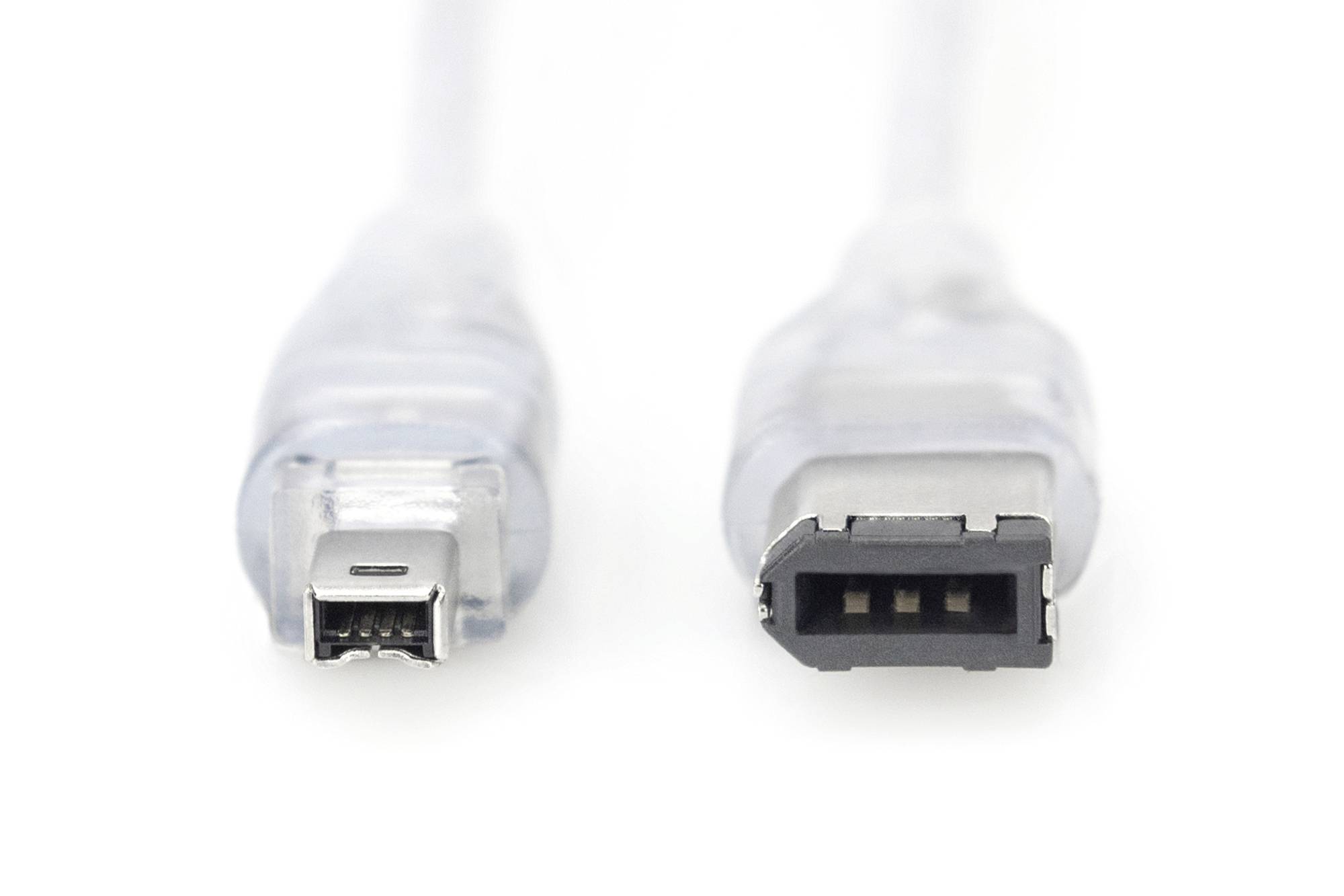Två olika FireWire-kontakter på vit bakgrund. Till vänster en liten 4-polig kontakt, till höger en större 6-polig kontakt.